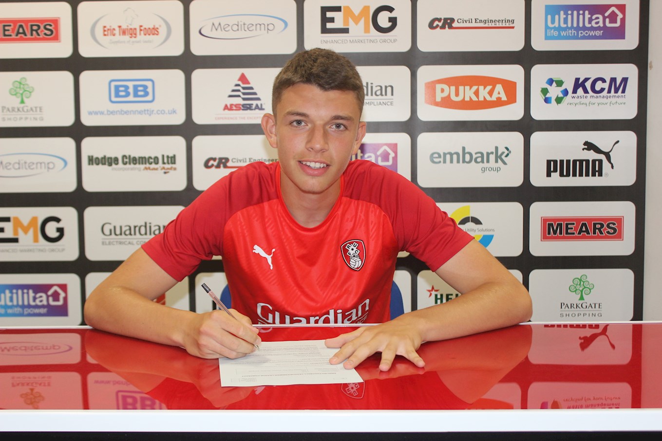 Hull signs pro deal (1).JPG